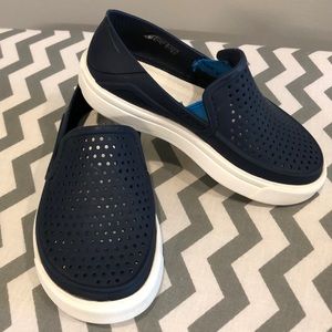 Crocs Little kids water shoes size 9 Navy